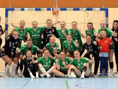 Bejubelten den ersten Saisonsieg: die Spielerinnen und Verantwortlichen des BV Garrel