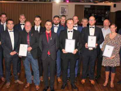 Die geehrten langj&auml;hrigen Schiedsrichter der Vereinigungen  Nord und S&uuml;d  des NFV Kreises Cloppenburg mit G&auml;sten