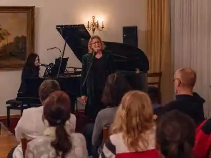 Gestalteten das Programm beim G&auml;steabend der Freimaurerloge: Marina Ruhl (am Klavier) und Franziska Vondrlik.