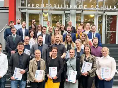 Die nun ehemaligen Referendarinnen und Referendare f&uuml;r die berufsbildenden Schulen aus dem Studienseminar Oldenburg vor der BBS am Museumsdorf.