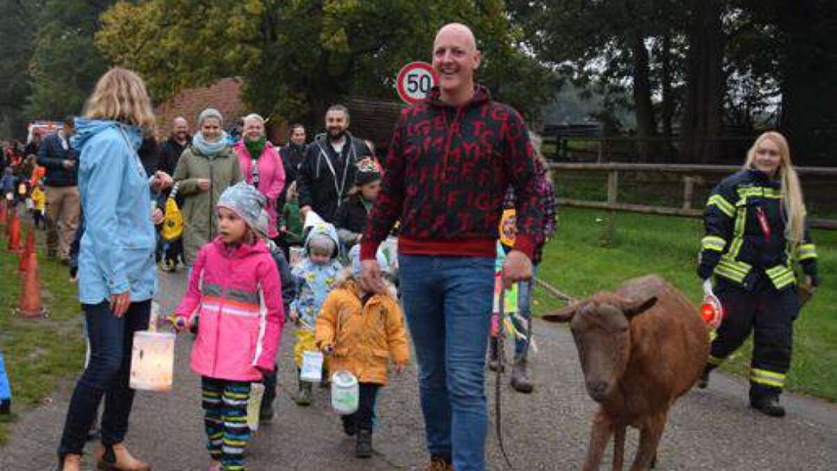 Laternenumzug der Kita Tungeln: Premiere auf Hof Schmidt in Westerburg