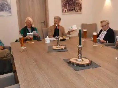 &bdquo;D&ouml;tlingen liest ein Buch und schnackt dar&uuml;ber&ldquo;: Dazu hatte im Landhotel D&ouml;tlingen wieder Maria Heumann (3. von links) eingeladen.