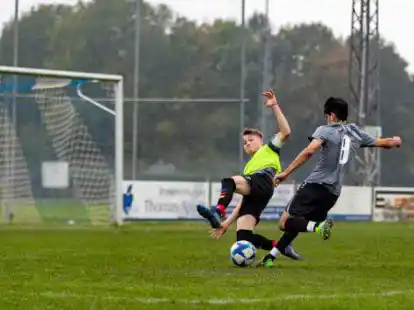 Die B-Junioren der JSG Essen/Bevern/Bunnen (gelbes Leibchen) kassierten im Ausw&auml;rtsspiel gegen den JFV Altes Amt Friesoythe elf Gegentore.