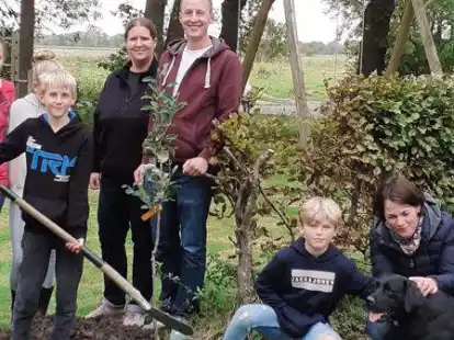Die Gastfamilien Cassel und Jansen  (v. links) aus NRW pflanzen einen der Jubil&auml;umsapfelb&auml;ume anl&auml;sslich des 50-j&auml;hringen Bestehens des Verbandes LandTouristik Niedersachsen, der &uuml;ber 200 Ferienh&ouml;fe im Land betreut.