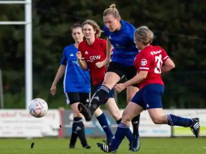 Die Fu&szlig;ballerinnen der SG Neuscharrel/Altenoythe (blaue Trikots) haben sich im Spiel gegen den VfL Wilhelmshaven zum Sieg geschossen &ndash; womit sie bis auf Platz drei der Tabelle hochgeschossen sind.