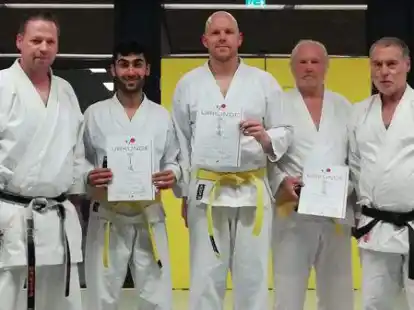 Unter den strengen Augen von Pr&uuml;fer Niko Potthoff (von links) wurden die Leistungen in den Disziplinen Kihon, Kumite und Kata beurteilt. Issa Schmidt, Tobias Pancratz und Georg Tebben erreichten den 7. Kyu, sehr zur Freude ihres Trainers Dr. Thomas Hanisch.