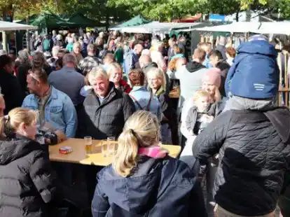 Auf dem Platz vor dem Dorfgemeinschaftshaus Altenoythe treffen sich die Marktbesucher auf eine Grillwurst oder ein k&uuml;hles Getr&auml;nk.