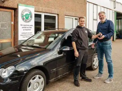 Das Autohaus Kretzer & Lippok unterst&uuml;tzte die Projekthilfe Gambia. Fynn Otten &uuml;berreichte Martin L&uuml;schen die Schl&uuml;ssel f&uuml;r den Mercedes Kombi.