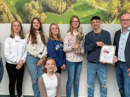 Ehrung durch Garrels B&uuml;rgermeister Thomas H&ouml;ffmann: Die Schulsanit&auml;ter der Oberschule Garrel freuten sich &uuml;ber die Urkunde der Gemeinde.