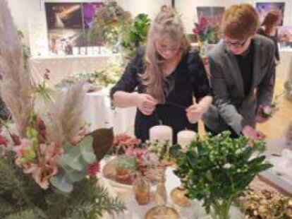 Bekam beim Wettbewerb Unterst&uuml;tzung von ihrem Sohn und Auszubildenden Leif Helge: die Auricher Finalistin Katrin Schauroth. Bild: privat