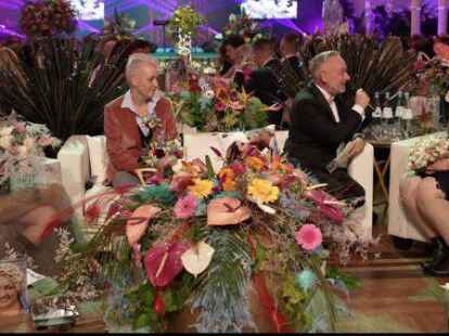 Drei Finalistinnen bei der Gala der Wedding King Awards in K&ouml;ln kurz vor der Endausscheidung: Siegerin Katharina Kirsch (links) aus Neu-Ulm mit Schi aus K&ouml;ln und der Auricherin Katrin Schauroth (rechts).