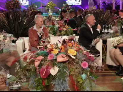 Drei Finalistinnen bei der Gala der Wedding King Awards in K&ouml;ln kurz vor der Endausscheidung: Siegerin Katharina Kirsch (links) aus Neu-Ulm mit Schi aus K&ouml;ln und der Auricherin Katrin Schauroth (rechts).