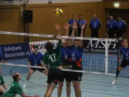 Hoch zum Block: Die VSG (blaue Trikots) konnte auch in Aligse &uuml;berzeugen und einen Punkt mit ins Ammerland bringen.