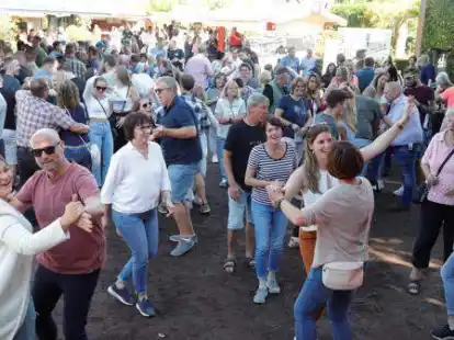 Gro&szlig;er Beliebtheit erfreute sich in diesem Jahr die erste Marktparty in Ramsloh. Sie war von Privatleuten als Ersatz f&uuml;r den ausgefallenen Krammarkt organisiert worden.
