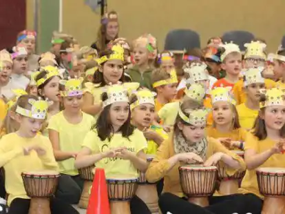 Mit  Begeisterung f&uuml;hrten die Sch&uuml;lerinnen und Sch&uuml;ler der Ludgerischule Friesoythe  den Besuchern bei der Abschlussveranstaltung ihr Trommelk&uuml;nste unter Anleitung von Trommelk&uuml;nstler Leo Ommorodion vor.