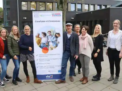 Wollen Br&uuml;cken f&uuml;r Jugendliche bauen: Marijana J&auml;nsch (ASD), Margarita Schr&ouml;der (kvhs), Jella de Graaff (ASD), Bianca Kr&ouml;ger (ASD), Kathrin Balzer (kvhs), Dirk Wei&szlig;er (kvhs), Karin B&uuml;ttner (kvhs), Irina Rusu (kvhs), Luisa Meinen (kvhs), Caroline Wilk (kvhs) und kvhs-Leiter Winfried Kr&uuml;ger