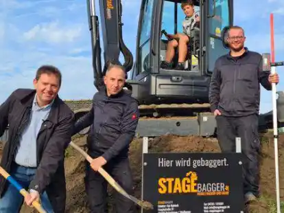Marlon Schlemmermeyer (oben) freut sich auf die neue Dirtbike-Bahn, die er Butjadingens B&uuml;rgermeister Axel Linneweber (links) vorgeschlagen hatte. Matthias Ahlers (rechts) und Kai Kubisch von der Firma Stage-Bagger arbeiten an der Umsetzung des rund 150 Meter langen Rund-Parcours.