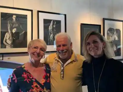 Freuen sich, dass in der Eisenh&uuml;tte eine Ausstellung mit erotischen Arbeiten pr&auml;sentiert werden kann: Martina de Haan vom Verein Eisenh&uuml;tte Kultur sowie die K&uuml;nstler Wilhelm van H&uuml;lsen und Tina Conrads (es fehlt Susanne Irene Springer).