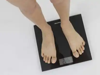 Viele M&auml;dchen haben w&auml;hrend der Pandemie eine Essst&ouml;rung entwickelt und schauen dann h&auml;ufig auf die Waage (Symbolbild).