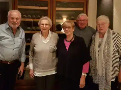 71 Jahre nach der Einschulung in der zweiklassigen Volksschule Hamstrup trafen sich (von links) Martin Tellmann, Klassenlehrerin Luise Aumann, Ulla Deeken, Otto Ojemann und Maria L&uuml;bke-Kl&ouml;cker zu einem Klassentreffen.
