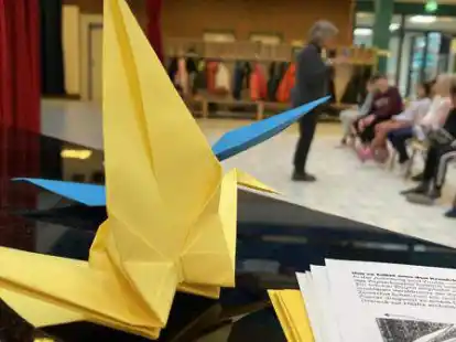 Zeichen der Solidarit&auml;t: Oldenburger Grundsch&uuml;lerinnen und Grundsch&uuml;ler bastelten Friedenskraniche aus Papier.