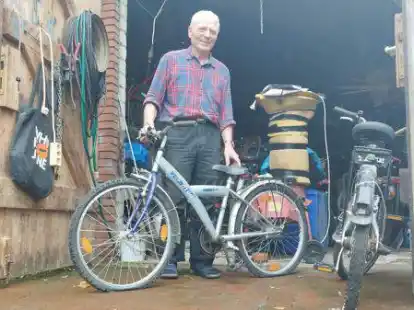 Dieses Fahrrad m&ouml;chte er als N&auml;chstes reparieren: Werner Knoll aus Neerstedt sorgt seit Jahren daf&uuml;r, dass die R&auml;der wieder fahrbereit sind.