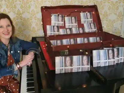 Sabine Hermann hat bei ihren Konzerten den uralten Koffer ihres ostfriesischen Gro&szlig;onkels als Gl&uuml;cksbringer immer dabei, gef&uuml;llt mit CDs ihres neuen Allbums.