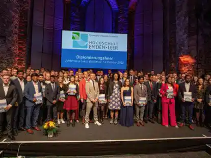 Diplomierungsfeier in der Johannes a Lasco Bibliothek: Stolze Absolventen der Hochschule Emden/Leer im Fachbereich Technik.