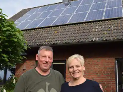 Kerstin und Stephan Boettcher vor ihrem Haus mit Photovoltaikanlage in Rodenkirchen.