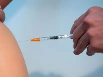 Es wird wieder mehr geimpft: Nicht nur Impfungen gegen eine Corona-Infektion, sondern auch gegen  Grippe und G&uuml;rtelrose werden nachgefragt.