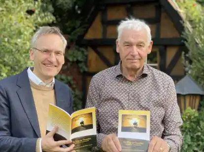 Verleger Florian Isensee und Autor Uwe Steenken mit dem jetzt erschienenen Buch &bdquo;Die Reise der Piceaabies&ldquo; (von links).