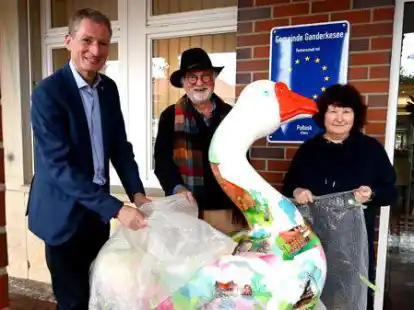 Verpackten den Ganter symbolisch f&uuml;r den Transport nach Pultusk: B&uuml;rgermeister Ralf (von links) Wessel, GanterART-Vorsitzender Rolf Sch&uuml;tze und K&uuml;nstlerin Madlen Fish.