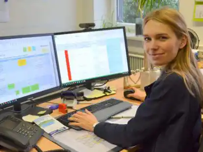 An ihrem Arbeitsplatz im Rathaus: Klimaschutzmanagerin Laura Helen Finger hat f&uuml;r die Gemeinde ein Klimaschutzkonzept angefertigt. Sie soll Bad Zwischenahn gemeinsam mit ihren Kolleginnen und Kollegen fit f&uuml;r die Zukunft machen.