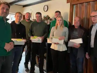 Jens Uwe Thorm&auml;hlen (links) und Thomas Sturm (rechts) ehrten die Mitarbeiter f&uuml;r deren langj&auml;hrige Treue.