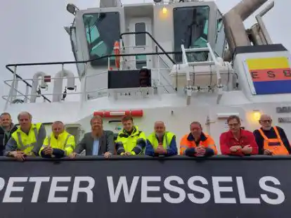 Halten den Schlepp-Betrieb mit 20 weiteren Kolleginnen und Kollegen in Schwung: Jan-Wilhelm Enger, Lukas Nieberg, Peter Br&uuml;ning, Wojciech Drobicki, Roland Kautz, David Susicki, Eilert Nanninga, Marc Dulling, Torsten Stolz, Karl-Heinz Dietz und Ubbo Hering (von links) an Bord des Schleppers &bdquo;Peter Wessels&ldquo;.