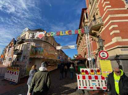 Bereits am Sonntagmittag dr&auml;ngten sich die Besucher auf dem Gallimarkt. Am Abend ging das gr&ouml;&szlig;te Volksfest in Ostfriesland zu Ende. In der Dunkelheit sorgten Tausende Lichter f&uuml;r eine ganz besondere Atmosph&auml;re auf dem Gallimarkt. Die Schausteller bezeichneten dieses Jahr als &bdquo;rekordverd&auml;chtig&ldquo;.