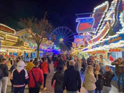 Bereits am Sonntagmittag dr&auml;ngten sich die Besucher auf dem Gallimarkt. Am Abend ging das gr&ouml;&szlig;te Volksfest in Ostfriesland zu Ende. In der Dunkelheit sorgten Tausende Lichter f&uuml;r eine ganz besondere Atmosph&auml;re auf dem Gallimarkt. Die Schausteller bezeichneten dieses Jahr als &bdquo;rekordverd&auml;chtig&ldquo;.