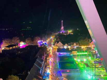 Bereits am Sonntagmittag dr&auml;ngten sich die Besucher auf dem Gallimarkt. Am Abend ging das gr&ouml;&szlig;te Volksfest in Ostfriesland zu Ende. In der Dunkelheit sorgten Tausende Lichter f&uuml;r eine ganz besondere Atmosph&auml;re auf dem Gallimarkt. Die Schausteller bezeichneten dieses Jahr als &bdquo;rekordverd&auml;chtig&ldquo;.