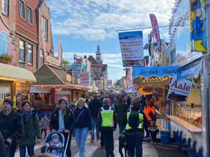 Bereits am Sonntagmittag dr&auml;ngten sich die Besucher auf dem Gallimarkt. Am Abend ging das gr&ouml;&szlig;te Volksfest in Ostfriesland zu Ende. In der Dunkelheit sorgten Tausende Lichter f&uuml;r eine ganz besondere Atmosph&auml;re auf dem Gallimarkt. Die Schausteller bezeichneten dieses Jahr als &bdquo;rekordverd&auml;chtig&ldquo;.