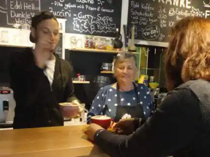 Lucas ist aus der Modebranche ausgestiegen und der erste von vielleicht weiteren, die in der alternativen Mehrgenerationengemeinschaft im Fairhandelshaus leben und arbeiten.