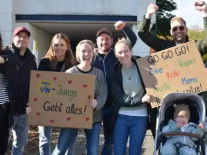Diese Gruppe feuerte ihre Freunde vom TV Neuenkirchen beim Oldenburg Marathon mit selbst gebastelten Schildern an.