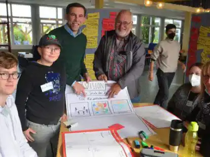 Was ist gut? Was nicht? Was fehlt? Im Rahmen eines Projekttages erarbeitete Schulleiter S&ouml;nke Ehmen (3. von links), mit Sch&uuml;lern, Lehrern, Eltern und Vertretern der Wirtschaft, wie Schule k&uuml;nftig aussehen sollte.