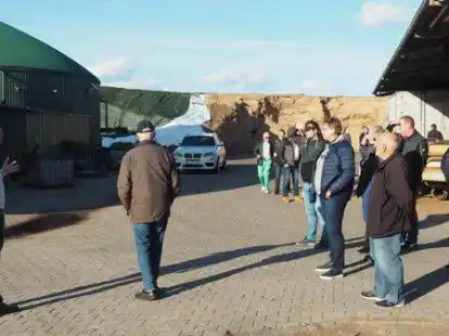 J&ouml;rn Ahlers (links) m&ouml;chte in D&uuml;ngstrup eine weitere Biogasanlage bauen, einige Anwohnerinnen und Anwohner sind dagegen. Die Landwirtsfamilie hat deshalb einen Informationsnachmittag mit Hoff&uuml;hrung organisiert.