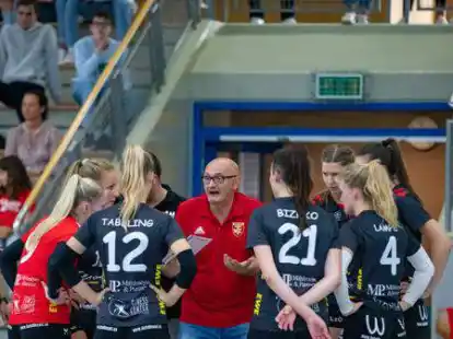 Fabio Bartolone (Mitte) trainiert den TVC.