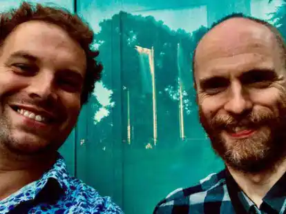 In der Exerzierhalle zu erleben: das Duo &bdquo;Kyse Dr&uuml;b&ldquo; (Krystoffer Dreps und Sebastian B&uuml;scher) &ndash; zusammen mit Moritz Sembritzki.