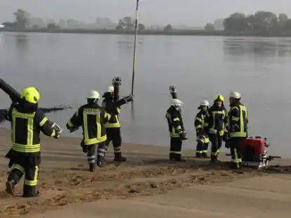 Die Feuerwehrleute bauten die Wasserversorgung &uuml;ber den Strand auf.