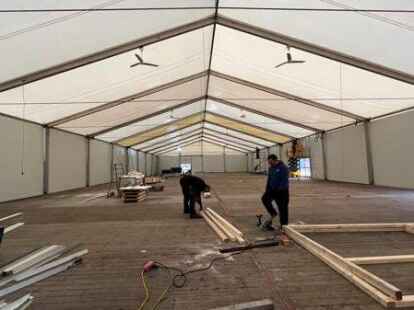 An der  Gau&szlig;stra&szlig;e in Oldenburg wurde eine mobile Messehalle f&uuml;r die Unterbringung von Fl&uuml;chtlingen aufgebaut.