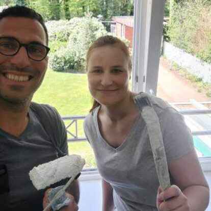 Luciano Mazzola und Anna Block haben beim Renovieren der H&auml;user f&uuml;r die Fl&uuml;chtlinge geholfen.