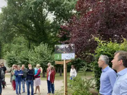 Peter und Philipp Hellmers (von rechts) wollen das Himmelsth&uuml;r-Gel&auml;nde bebauen. Bei Informationsveranstaltungen waren auch viele Vertreter des Stadtrates  vor Ort. Die Mittelstandsvereinigung wirft der Politik  indes vor, die Pl&auml;ne nicht gen&uuml;gend zu unterst&uuml;tzen.