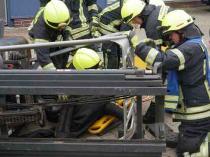 Unter einem Flurf&ouml;rderfahrzeug war eine Person eingeklemmt. Der 2. Zug der Kreisfeuerwehrbereitschaft Vechta konnte diese Person schnell befreien.
